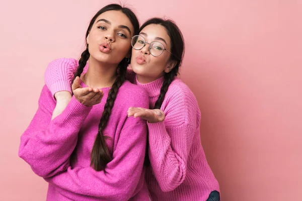 Image Deux Adolescentes Heureuses Avec Des Tresses Vêtements Décontractés Souriant — Photo