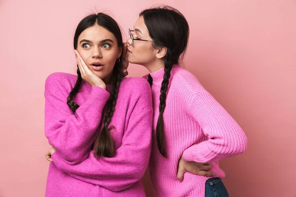 Bild Von Zwei Glücklichen Teenager Mädchen Mit Zöpfen Lässiger Kleidung — Stockfoto