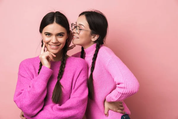 Imagem Duas Adolescentes Felizes Com Tranças Roupas Casuais Fofocando Juntas — Fotografia de Stock