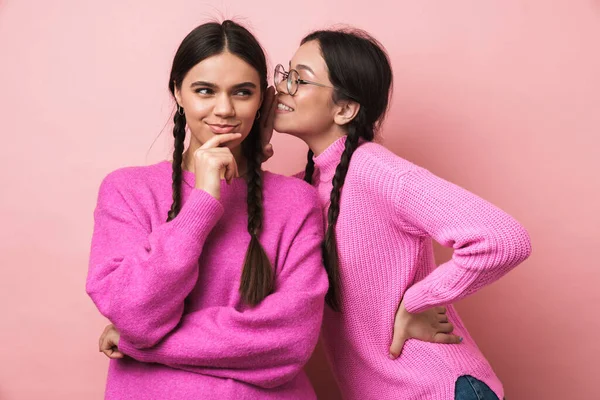 Bild Von Zwei Glücklichen Teenager Mädchen Mit Zöpfen Lässiger Kleidung — Stockfoto