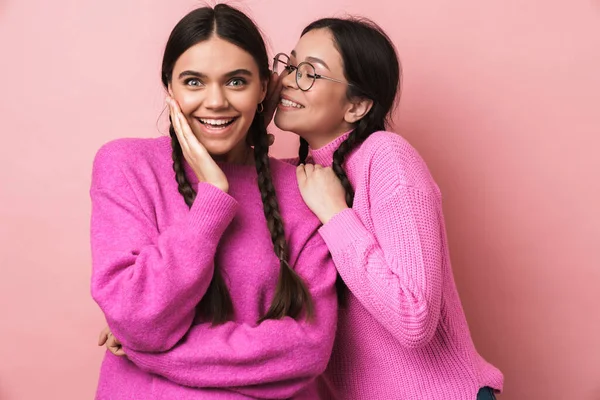 Bild Von Zwei Glücklichen Teenager Mädchen Mit Zöpfen Lässiger Kleidung — Stockfoto