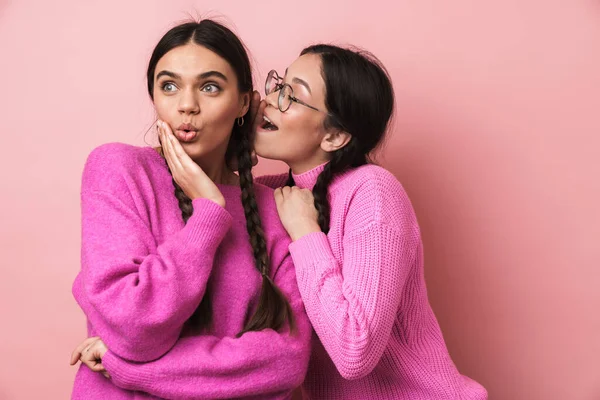 Zwei Fröhliche Niedliche Teenager Mädchen Stehen Isoliert Vor Rosa Hintergrund — Stockfoto
