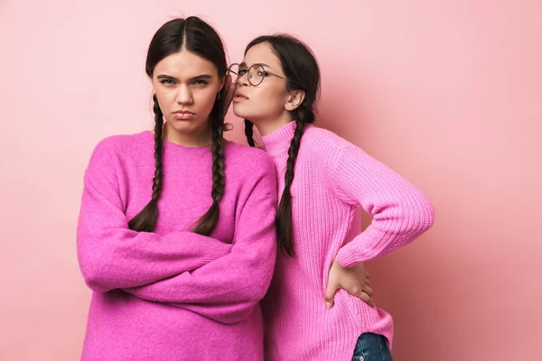 Дві Засмучені Милі Дівчата Підлітки Стоять Ізольовані Рожевому Фоні Розповідаючи — стокове фото