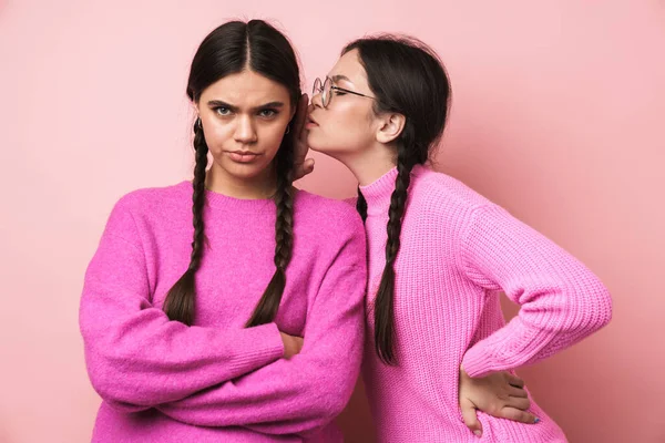 Dois Chateado Bonito Adolescentes Meninas Isolado Sobre Fundo Rosa Contando — Fotografia de Stock