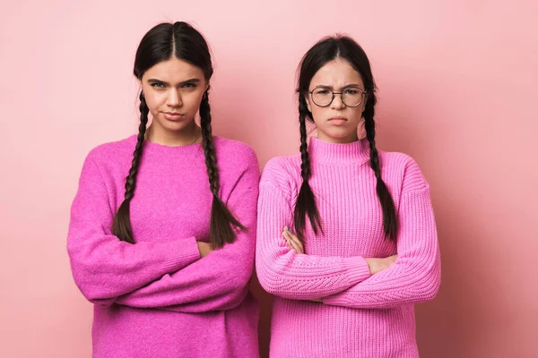 Зображення Двох Розлючених Дівчат Підлітків Косами Повсякденному Одязі Стоять Руками — стокове фото