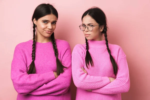 イメージの二怒っている十代の女の子とともに毛のあるカジュアル服に立って腕交差孤立上のピンクの背景 — ストック写真