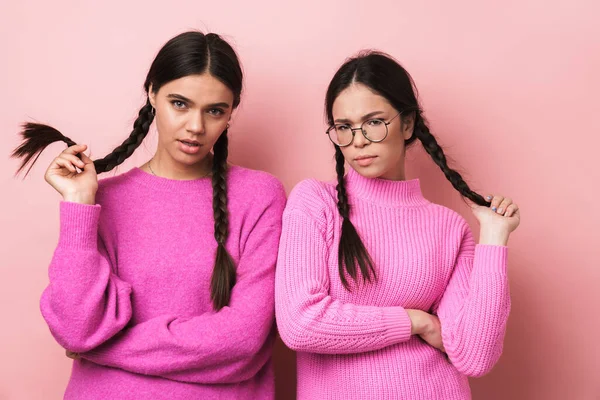 Bild Von Zwei Jungen Teenager Mädchen Mit Zöpfen Lässiger Kleidung — Stockfoto