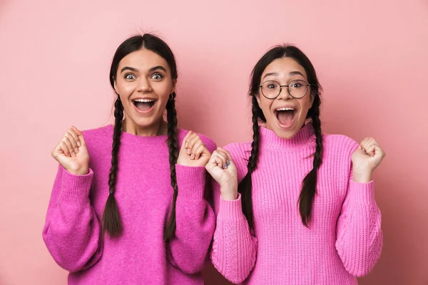 Kép Két Fiatal Tizenéves Lány Fonat Sikoltozó Kifejező Öröm Elszigetelt — Stock Fotó