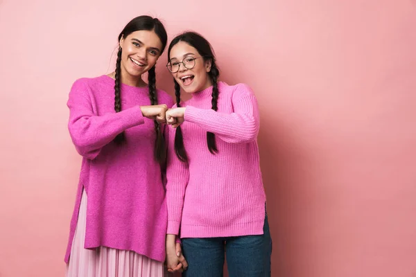 Afbeelding Van Twee Jonge Tienermeisjes Met Vlechten Glimlachen Stoten Hun — Stockfoto