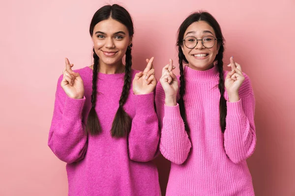 Duas Meninas Adolescentes Bonitos Alegres Isolado Sobre Fundo Rosa Segurando — Fotografia de Stock