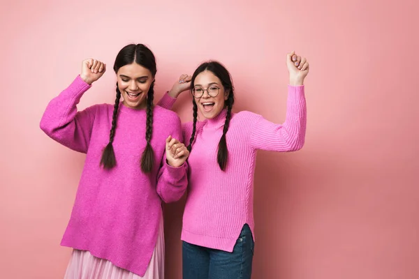 Zwei Fröhliche Niedliche Teenager Mädchen Tanzen Isoliert Auf Rosa Hintergrund — Stockfoto