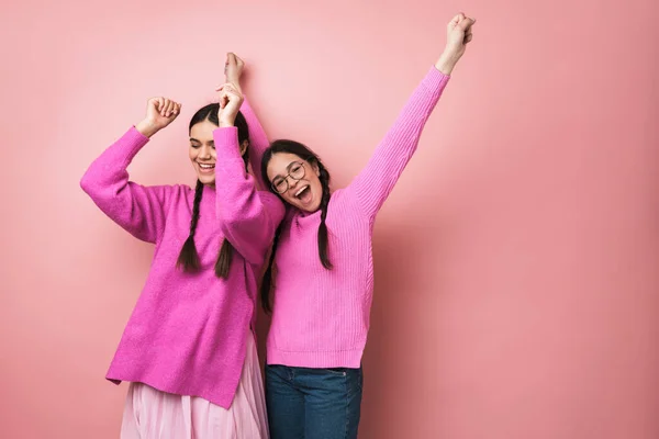 Bild Von Zwei Jungen Teenager Mädchen Mit Zöpfen Lachen Und — Stockfoto