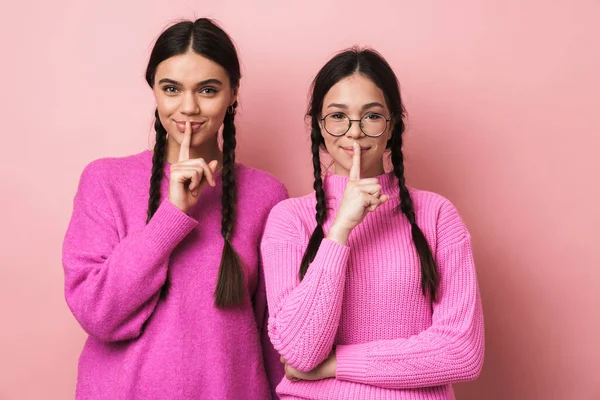 Image Deux Jeunes Adolescentes Avec Des Tresses Gardant Les Doigts — Photo