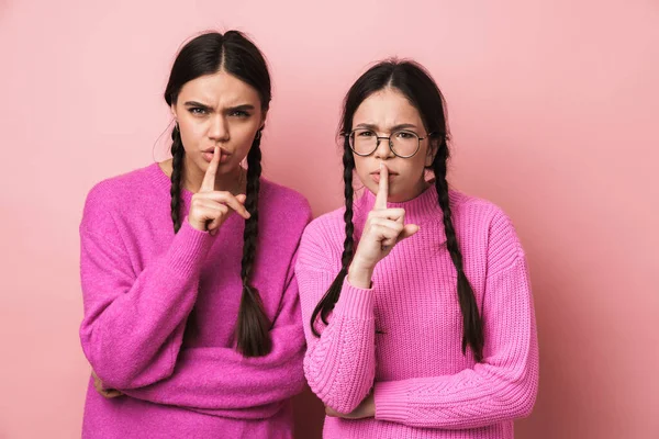 Image Deux Jeunes Adolescentes Avec Des Tresses Gardant Les Doigts — Photo