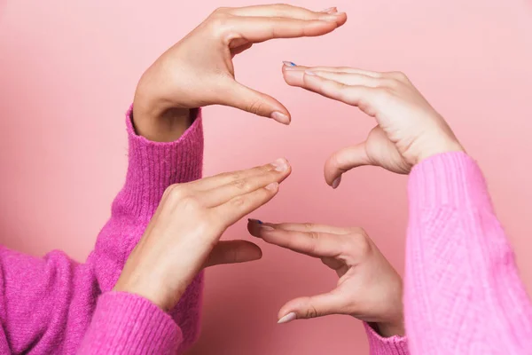 Imagen Dos Adolescentes Jugando Juntas Haciendo Figuras Con Manos Aisladas — Foto de Stock