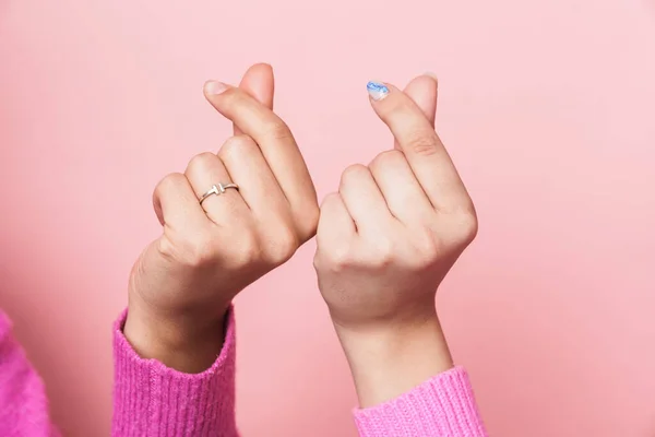 Imagen Primer Plano Las Manos Femeninas Dos Chicas Haciendo Gesto — Foto de Stock