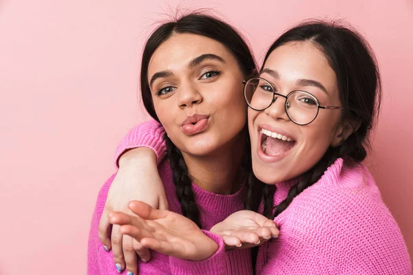 Imagem Duas Adolescentes Felizes Com Tranças Roupas Casuais Sorrindo Soprando — Fotografia de Stock