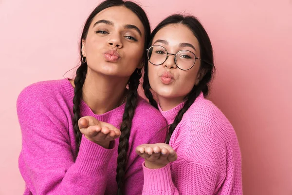 Image Deux Adolescentes Heureuses Avec Des Tresses Vêtements Décontractés Souriant — Photo