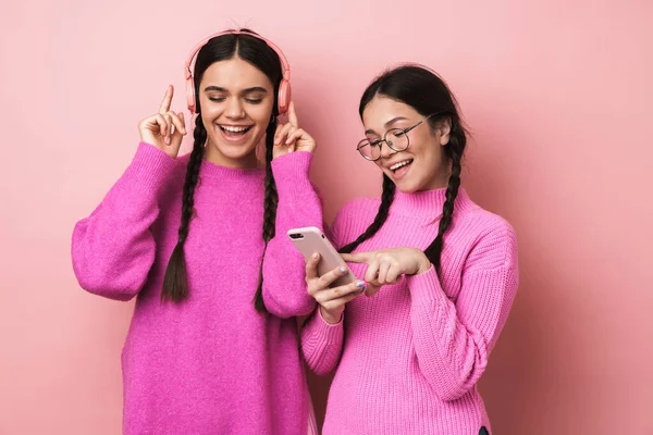 Зображення Двох Щасливих Дівчат Підлітків Повсякденному Одязі Які Слухають Музику — стокове фото