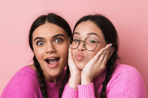 Bild Von Zwei Glücklichen Teenager Mädchen Mit Zöpfen Lässiger Kleidung — Stockfoto