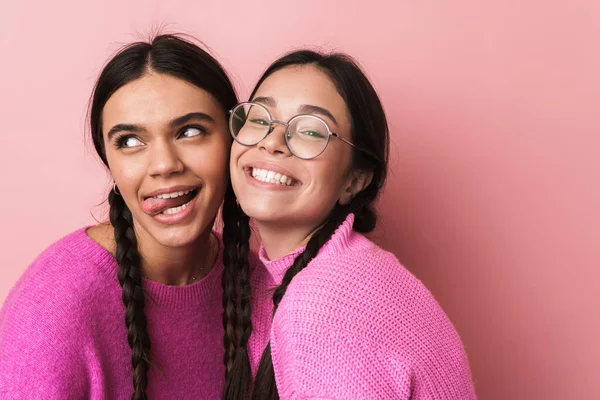 Дві Веселі Милі Дівчата Підлітки Розважаються Ізольовані Рожевому Фоні Похмуро — стокове фото
