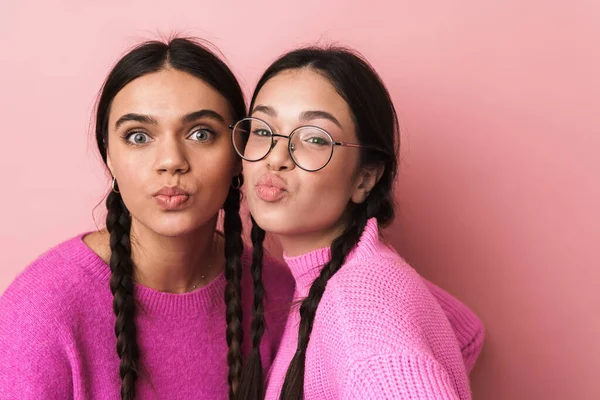 Duas Meninas Adolescentes Bonitos Alegres Divertindo Isolado Sobre Fundo Rosa — Fotografia de Stock