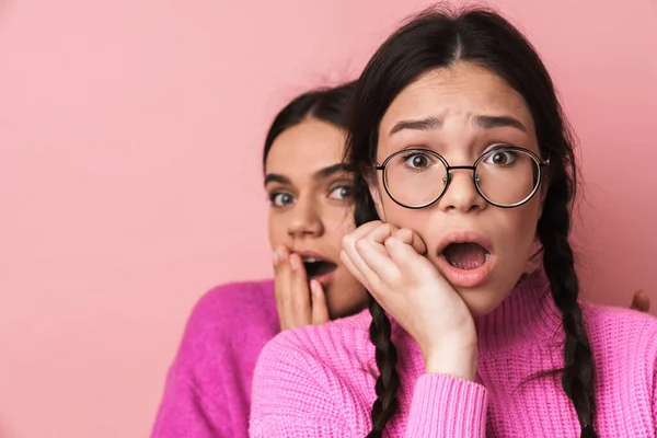 Дві Шоковані Милі Дівчата Підлітки Розважаються Ізольовані Рожевому Фоні Похмуро — стокове фото