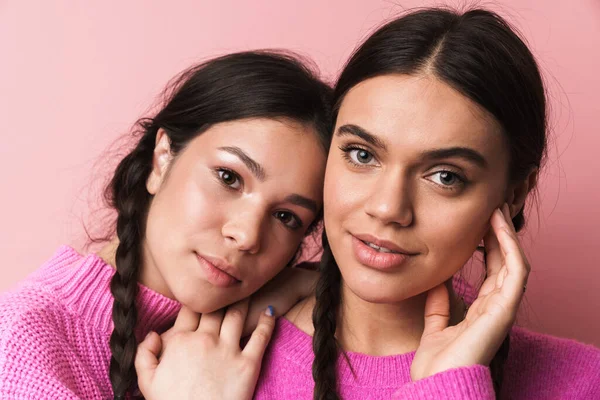 Image Deux Adolescentes Attrayantes Avec Des Tresses Vêtements Décontractés Regardant — Photo