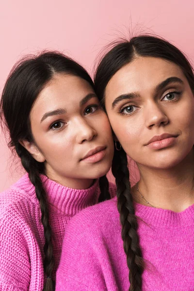 Imagen Dos Chicas Adolescentes Atractivas Con Trenzas Ropa Casual Mirando — Foto de Stock