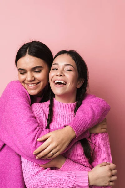 Duas Meninas Adolescentes Bonitos Alegres Divertindo Isoladas Sobre Fundo Rosa — Fotografia de Stock