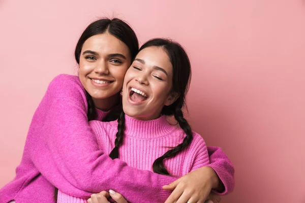 Dvě Veselé Roztomilé Dospívající Dívky Baví Izolované Přes Růžové Pozadí — Stock fotografie