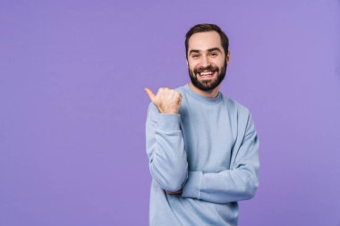 Mor arka planda izole edilmiş mutlu ve yakışıklı bir genç adam görüntüsü. Kameranın gösterdiği bir selfie çek..
