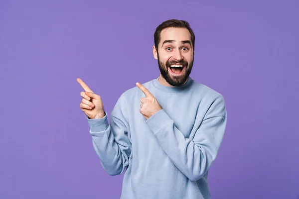 Foto Positiv Känslomässig Stilig Ung Man Isolerad Över Lila Bakgrund — Stockfoto