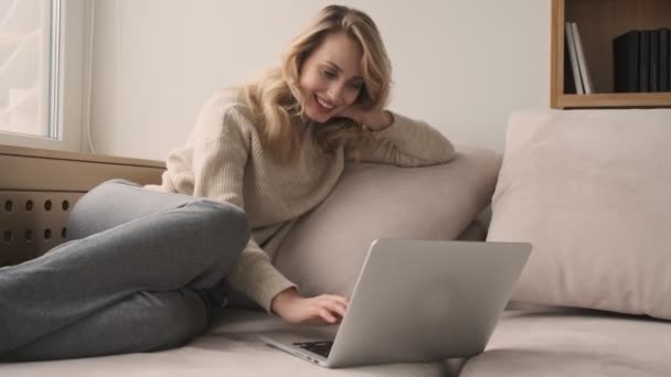 Jovem Mulher Loira Bastante Positiva Casa Usando Computador Portátil — Vídeo de Stock