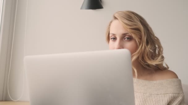 Jovem Linda Mulher Loira Bonita Casa Usando Computador Portátil — Vídeo de Stock