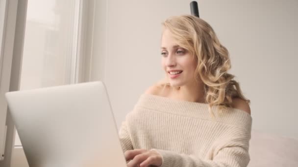 Молода Чудова Позитивна Усміхнена Блондинка Вдома Використовує Ноутбук — стокове відео
