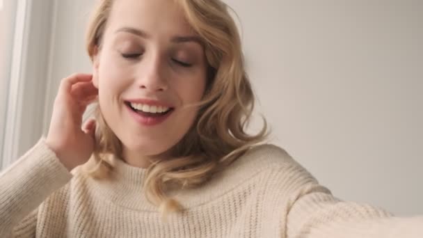 Молодая Удивительная Счастливая Блондинка Помещении Дома Дует Поцелуи — стоковое видео