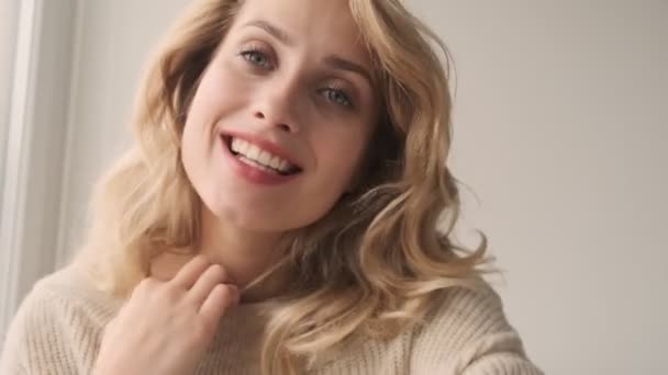 Genç Inanılmaz Komik Güzel Sarışın Kadın Evde — Stok video
