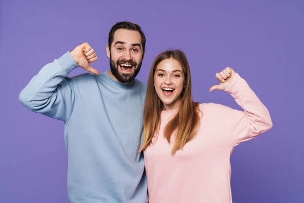 Imagen Una Feliz Pareja Amorosa Joven Positiva Aislada Sobre Fondo —  Fotos de Stock