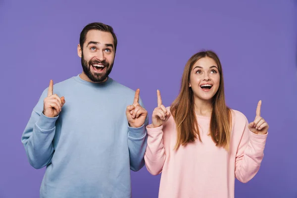 Imagen Una Feliz Joven Pareja Amorosa Alegre Aislada Sobre Fondo —  Fotos de Stock