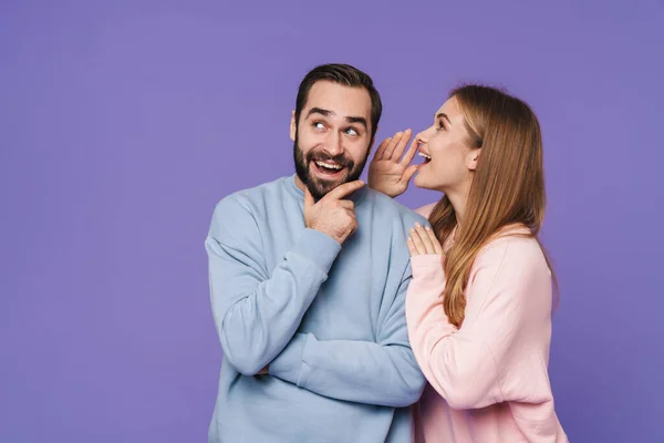 Imagen Pareja Amorosa Joven Positiva Emocional Aislada Sobre Fondo Púrpura — Foto de Stock