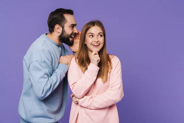 Imagen Pareja Amorosa Joven Positiva Emocional Aislada Sobre Fondo Púrpura — Foto de Stock