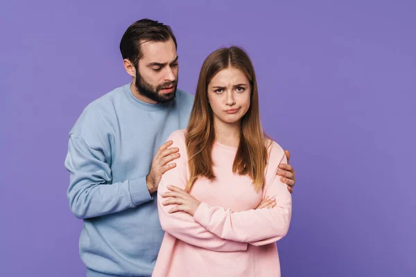 Picture Displeased Woman Offended Her Boyfriend Isolated Purple Background — ストック写真