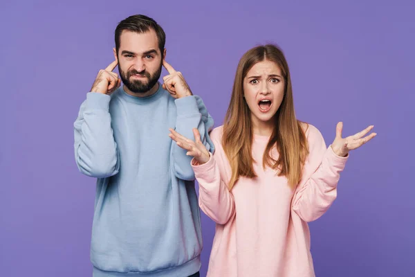 Imagen Mujer Gritando Disgustada Cerca Novio Cubriendo Orejas Aisladas Sobre — Foto de Stock