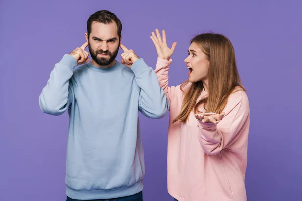 Imagen Mujer Gritando Disgustada Cerca Novio Cubriendo Orejas Aisladas Sobre —  Fotos de Stock