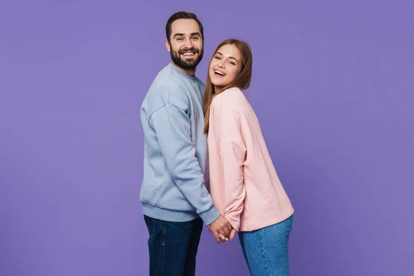 Imagen Pareja Amorosa Positiva Feliz Posando Aislada Sobre Fondo Púrpura — Foto de Stock