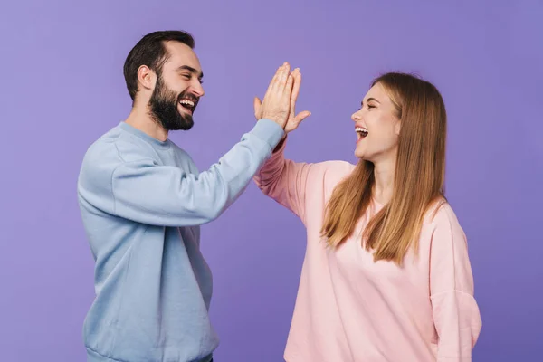 Imagen Feliz Alegre Optimista Amante Pareja Posando Aislado Sobre Púrpura —  Fotos de Stock