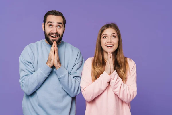 Imagen Feliz Pareja Amorosa Optimista Posando Aislado Sobre Fondo Púrpura —  Fotos de Stock