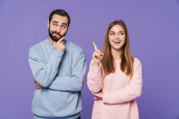 Imagem Menina Feliz Tem Uma Ideia Perto Pensar Namorado Isolado — Fotografia de Stock