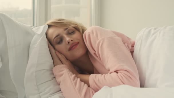 Mujer Rubia Bonita Despierta Casa Encuentra Cama — Vídeos de Stock